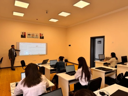 2025-ci il  ərzində keçirilmiş ixtisasartırma təlimlərinə ümumilikdə 11000 nəfərə yaxın təhsilverən cəlb olunmuşdur.